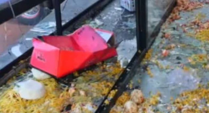 മലപ്പുറം തിരൂരിൽ ഹോട്ടൽ അടിച്ചു തകർത്തു ; രണ്ടുപേർ കസ്റ്റഡിയിൽ മലപ്പുറം തിരൂരിൽ ഹോട്ടൽ അടിച്ചു തകർത്തു ; രണ്ടുപേർ കസ്റ്റഡിയിൽ
