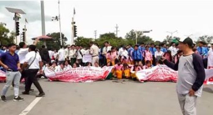 മണിപ്പൂർ കലാപം ; അഞ്ച് ദിവസത്തേക്ക് ഇന്റര്നെറ്റ് സേവനം റദ്ദാക്കി മണിപ്പൂർ കലാപം ; അഞ്ച് ദിവസത്തേക്ക് ഇന്റര്നെറ്റ് സേവനം റദ്ദാക്കി
