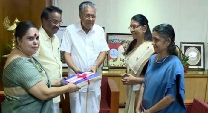 ഹേമ കമ്മിറ്റി റിപ്പോർട്ടിന്റെ പൂർണരൂപം ഹൈക്കോടതിക്ക് കൈമാറാൻ ഒരുങ്ങി സർക്കാർ ഹേമ കമ്മിറ്റി റിപ്പോർട്ടിന്റെ പൂർണരൂപം ഹൈക്കോടതിക്ക് കൈമാറാൻ ഒരുങ്ങി സർക്കാർ