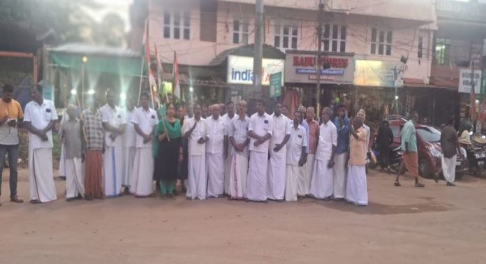 സർക്കാരിന്റെ ജനദ്രോഹ നടപടികൾക്കെതിരെ പന്തം കൊളുത്തി പ്രകടനം നടത്തി സർക്കാരിന്റെ ജനദ്രോഹ നടപടികൾക്കെതിരെ പന്തം കൊളുത്തി പ്രകടനം നടത്തി