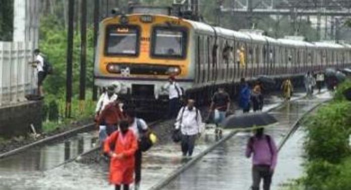 ആന്ധ്രയിലും തെലുങ്കാനയിലും ശക്തമായ മഴ തുടരുന്നു ; 21 ട്രെയിനുകൾ കൂടി റദ്ദാക്കി ആന്ധ്രയിലും തെലുങ്കാനയിലും ശക്തമായ മഴ തുടരുന്നു ; 21 ട്രെയിനുകൾ കൂടി റദ്ദാക്കി