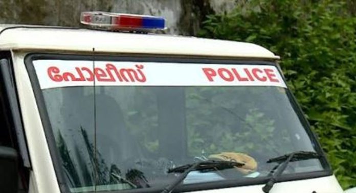 കസ്റ്റഡിയിലെടുത്ത യൂത്ത് കോൺഗ്രസ് പ്രവർത്തകനെ മോചിപ്പിച്ചു ; പോലീസുകാരനെതിരേ അന്വേഷണം കസ്റ്റഡിയിലെടുത്ത യൂത്ത് കോൺഗ്രസ് പ്രവർത്തകനെ മോചിപ്പിച്ചു ; പോലീസുകാരനെതിരേ അന്വേഷണം