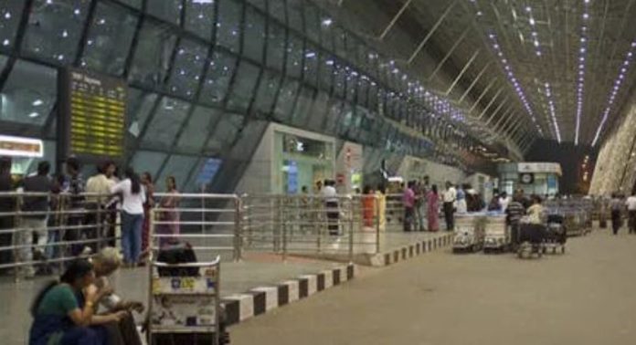 പ്രവാസികൾ ഉൾപ്പടെയുള്ളവരെ വലച്ച് തിരുവനന്തപുരം എയർപോർട്ടിലെ സമരം ; വിമാനങ്ങൾ വൈകുന്നു പ്രവാസികൾ ഉൾപ്പടെയുള്ളവരെ വലച്ച് തിരുവനന്തപുരം എയർപോർട്ടിലെ സമരം ; വിമാനങ്ങൾ വൈകുന്നു