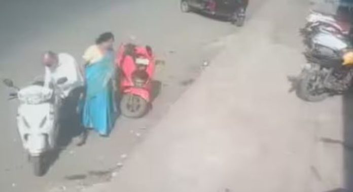 പൂനെയില് ബാങ്കിൽ നിന്ന് സ്വര്ണ്ണം തിരിച്ചെടുത്ത് മടങ്ങുകയായിരുന്ന വൃദ്ധ ദമ്പതികളെ കൊള്ളയടിച്ച് കവര്ച്ചാ സംഘം ; പോലീസ് അന്വേഷണം തുടങ്ങി പൂനെയില് ബാങ്കിൽ നിന്ന് സ്വര്ണ്ണം തിരിച്ചെടുത്ത് മടങ്ങുകയായിരുന്ന വൃദ്ധ ദമ്പതികളെ കൊള്ളയടിച്ച് കവര്ച്ചാ സംഘം ; പോലീസ് അന്വേഷണം തുടങ്ങി