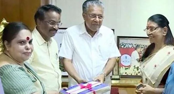 ഹേമ കമ്മിറ്റി റിപ്പോര്ട്ടിന്റെ പൂര്ണരൂപം അന്വേഷണസംഘത്തിന് കൈമാറി ; തിരുവനന്തപുരത്ത് ഇന്ന് യോഗം ചേരും ഹേമ കമ്മിറ്റി റിപ്പോര്ട്ടിന്റെ പൂര്ണരൂപം അന്വേഷണസംഘത്തിന് കൈമാറി ; തിരുവനന്തപുരത്ത് ഇന്ന് യോഗം ചേരും