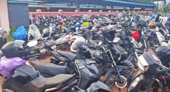 വടകര റെയിൽവേ സ്റ്റേഷനിൽ ഇരുചക്ര വാഹന പാർക്കിങ് നിരക്ക് വർധിപ്പിച്ചു ; യാത്രക്കാർ പ്രതിസന്ധിയിൽ വടകര റെയിൽവേ സ്റ്റേഷനിൽ ഇരുചക്ര വാഹന പാർക്കിങ് നിരക്ക് വർധിപ്പിച്ചു ; യാത്രക്കാർ പ്രതിസന്ധിയിൽ
