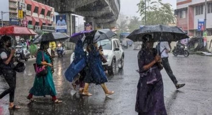 ന്യൂനമർദ്ദ പാത്തി രൂപപ്പെട്ടു ; സംസ്ഥാനത്ത് ശക്തമായ മഴ തുടരും, മുന്നറിയിപ്പ് നൽകി അധികൃതർ ന്യൂനമർദ്ദ പാത്തി രൂപപ്പെട്ടു ; സംസ്ഥാനത്ത് ശക്തമായ മഴ തുടരും, മുന്നറിയിപ്പ് നൽകി അധികൃതർ