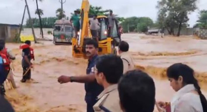 ആന്ധ്രയിലും തെലങ്കാനയിലും ശക്തമായ മഴ തുടരുന്നു ; 24 പേർ മരിച്ചു, സ്കൂളുകൾക്ക് അവധി ആന്ധ്രയിലും തെലങ്കാനയിലും ശക്തമായ മഴ തുടരുന്നു ; 24 പേർ മരിച്ചു, സ്കൂളുകൾക്ക് അവധി