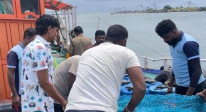 സമുദ്ര മത്സ്യബന്ധന നിയന്ത്രണ നിയമങ്ങൾ ലംഘിച്ചു ; മത്സ്യബന്ധന ബോട്ട് പിടികൂടി സമുദ്ര മത്സ്യബന്ധന നിയന്ത്രണ നിയമങ്ങൾ ലംഘിച്ചു ; മത്സ്യബന്ധന ബോട്ട് പിടികൂടി
