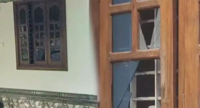 കോഴിക്കോട് വീടിനുനേരെ സ്ഫോടകവസ്തു എറിഞ്ഞ് ആക്രമണം ; പോലീസ് അന്വേഷണം തുടങ്ങി കോഴിക്കോട് വീടിനുനേരെ സ്ഫോടകവസ്തു എറിഞ്ഞ് ആക്രമണം ; പോലീസ് അന്വേഷണം തുടങ്ങി