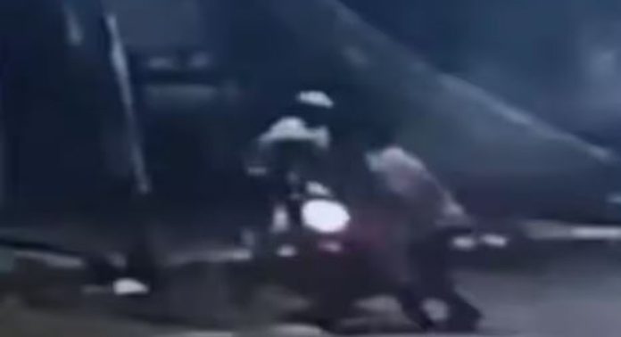 ബൈക്കിലെത്തി മാല പൊട്ടിക്കാൻ ശ്രമം ; തടുത്ത ബിജെപി നേതാവിനെ വെടിവച്ചുകൊന്നു ബൈക്കിലെത്തി മാല പൊട്ടിക്കാൻ ശ്രമം ; തടുത്ത ബിജെപി നേതാവിനെ വെടിവച്ചുകൊന്നു
