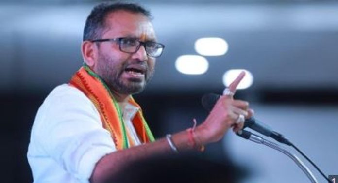 സിപിഎമ്മിൽ കൊട്ടാര വിപ്ലവം, ഇപ്പോൾ നടക്കുന്നത് കള്ളകടത്തു പങ്കു വെക്കുന്നതിലെ തർക്കം ; വിമർശനവുമായി കെ സുരേന്ദ്രന് സിപിഎമ്മിൽ കൊട്ടാര വിപ്ലവം, ഇപ്പോൾ നടക്കുന്നത് കള്ളകടത്തു പങ്കു വെക്കുന്നതിലെ തർക്കം ; വിമർശനവുമായി കെ സുരേന്ദ്രന്