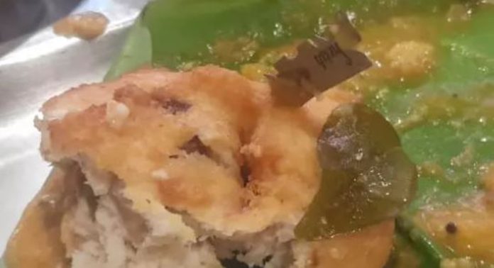 ഉഴുന്നുവടയില് ബ്ലേഡ് കണ്ടെത്തി ; കഴിക്കുന്നതിനിടെ പല്ലിലെ കമ്പിയില് കുടുങ്ങി ഉഴുന്നുവടയില് ബ്ലേഡ് കണ്ടെത്തി ; കഴിക്കുന്നതിനിടെ പല്ലിലെ കമ്പിയില് കുടുങ്ങി
