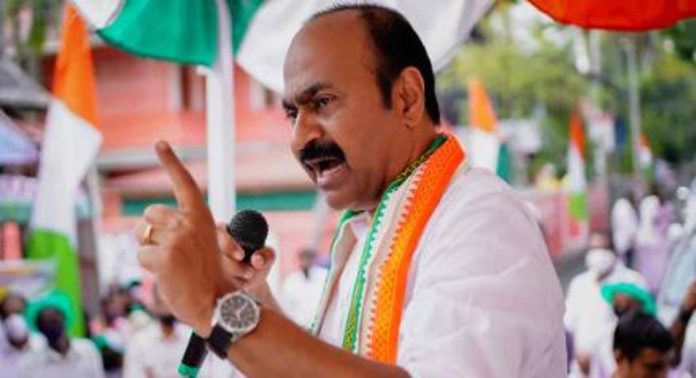 അഴിമതിക്കാരുടെ കൂടാരം മുഖ്യമന്ത്രിയുടെ ഓഫീസ് ; രൂക്ഷ വിമർശനവുമായി വിഡി സതീശൻ അഴിമതിക്കാരുടെ കൂടാരം മുഖ്യമന്ത്രിയുടെ ഓഫീസ് ; രൂക്ഷ വിമർശനവുമായി വിഡി സതീശൻ