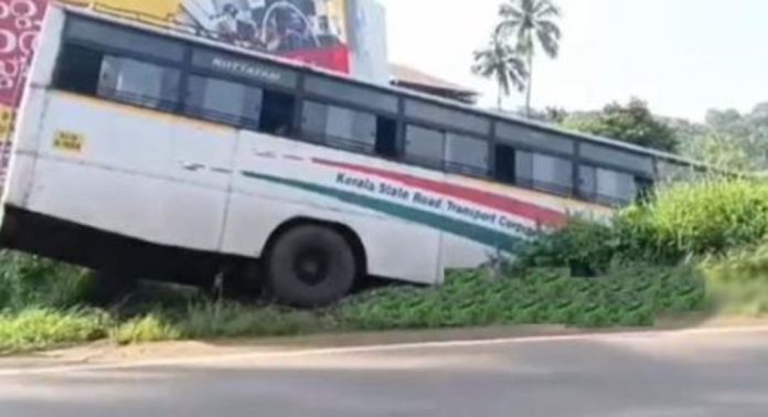 കെഎസ്ആർടിസി ബസ് നിയന്ത്രണം തെറ്റി പാടത്തേക്കു ചെരിഞ്ഞു ; യാത്രക്കാർ അദ്ഭുതകരമായി രക്ഷപെട്ടു കെഎസ്ആർടിസി ബസ് നിയന്ത്രണം തെറ്റി പാടത്തേക്കു ചെരിഞ്ഞു ; യാത്രക്കാർ അദ്ഭുതകരമായി രക്ഷപെട്ടു