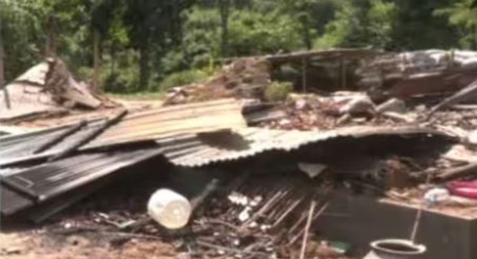 മണിപ്പൂരില് വീണ്ടും കലാപം ; 46 കാരി കൊല്ലപ്പെട്ടു, നിരവധിപേർ വനത്തിൽ അഭയം തേടി മണിപ്പൂരില് വീണ്ടും കലാപം ; 46 കാരി കൊല്ലപ്പെട്ടു, നിരവധിപേർ വനത്തിൽ അഭയം തേടി