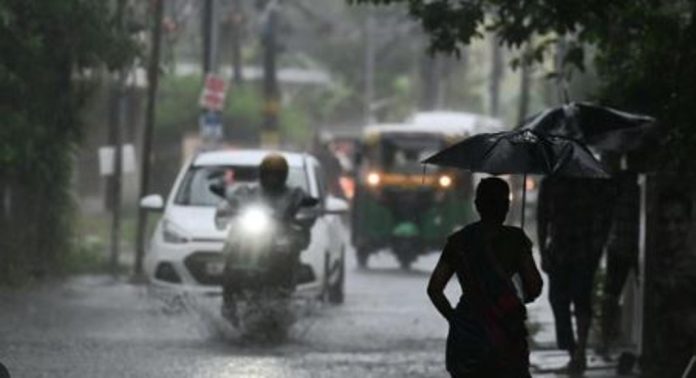 സംസ്ഥാനത്ത് രണ്ടുദിവസം ശക്തമായ മഴയ്ക്ക് സാധ്യത ; മുന്നറിയിപ്പ് നൽകി അധികൃതർ സംസ്ഥാനത്ത് രണ്ടുദിവസം ശക്തമായ മഴയ്ക്ക് സാധ്യത ; മുന്നറിയിപ്പ് നൽകി അധികൃതർ