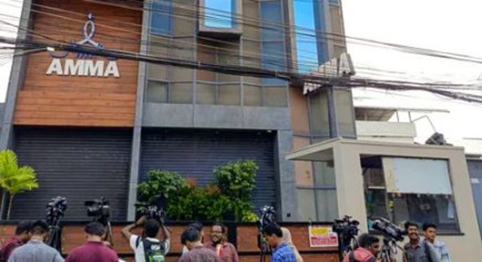 താരസംഘടന ‘അമ്മ’യുടെ ഓഫീസിൽ വീണ്ടും പോലീസ് പരിശോധന താരസംഘടന ‘അമ്മ’യുടെ ഓഫീസിൽ വീണ്ടും പോലീസ് പരിശോധന