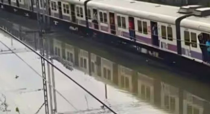 ശക്തമായ മഴ ; കേരള എക്സ്പ്രസ് ഉൾപ്പെടെ ഏതാനും ട്രെയിനുകൾ വഴിതിരിച്ചുവിടും ശക്തമായ മഴ ; കേരള എക്സ്പ്രസ് ഉൾപ്പെടെ ഏതാനും ട്രെയിനുകൾ വഴിതിരിച്ചുവിടും