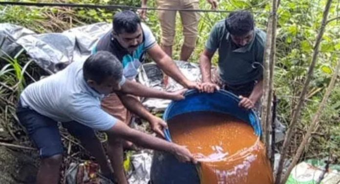കാട്ടിനുള്ളിൽ നിന്നും 350 ലിറ്റർ വാഷ് പിടിച്ചെടുത്തു കാട്ടിനുള്ളിൽ നിന്നും 350 ലിറ്റർ വാഷ് പിടിച്ചെടുത്തു