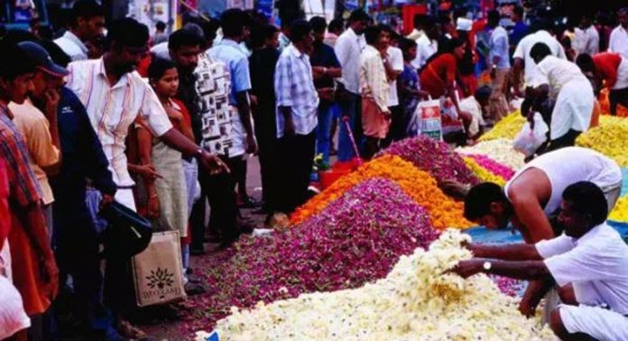 ഓണത്തിന് മാവേലിയെ വരവേൽക്കാൻ ഒരുങ്ങി മലയാളികൾ ; ഇന്ന് ഉത്രാടപ്പാച്ചിൽ ഓണത്തിന് മാവേലിയെ വരവേൽക്കാൻ ഒരുങ്ങി മലയാളികൾ ; ഇന്ന് ഉത്രാടപ്പാച്ചിൽ