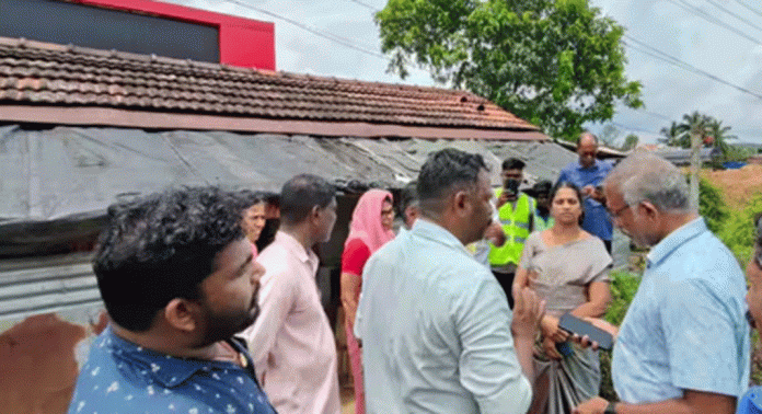 വയോധികയുടെ ഒറ്റമുറി വീട് പൊളിക്കാനുള്ള ദേശീയപാത അധികൃതരുടെ നീക്കം പഞ്ചായത്ത് അധികൃതരും നാട്ടുകാരും ഇടപെട്ട് തടഞ്ഞു വയോധികയുടെ ഒറ്റമുറി വീട് പൊളിക്കാനുള്ള ദേശീയപാത അധികൃതരുടെ നീക്കം പഞ്ചായത്ത് അധികൃതരും നാട്ടുകാരും ഇടപെട്ട് തടഞ്ഞു
