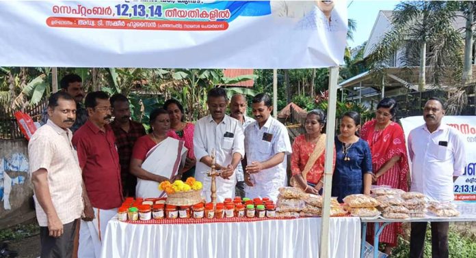 കുടുംബശ്രീ എ. ഡി. എസ് കമ്മിറ്റിയുടെ നേതൃത്വത്തിൽ കുമ്പഴയില് ഓണം വിപണനമേള ആരംഭിച്ചു കുടുംബശ്രീ എ. ഡി. എസ് കമ്മിറ്റിയുടെ നേതൃത്വത്തിൽ കുമ്പഴയില് ഓണം വിപണനമേള ആരംഭിച്ചു