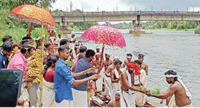 കടപ്ര പുത്തൻ പള്ളിയോടത്തിന് സ്വീകരണം നല്കി കടപ്ര പുത്തൻ പള്ളിയോടത്തിന് സ്വീകരണം നല്കി