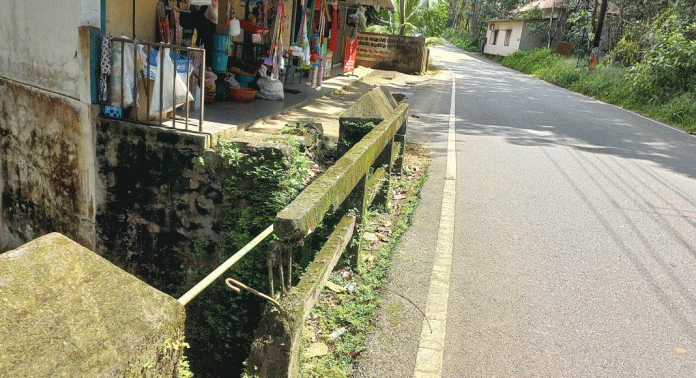 എരുമേലി ശബരിമല റോഡിലെ തോടിന് കുറുകെ നിര്മ്മിച്ച പാലത്തിന്റെ കൈവരികള് തകര്ച്ചയിലേക്ക് എരുമേലി ശബരിമല റോഡിലെ തോടിന് കുറുകെ നിര്മ്മിച്ച പാലത്തിന്റെ കൈവരികള് തകര്ച്ചയിലേക്ക്