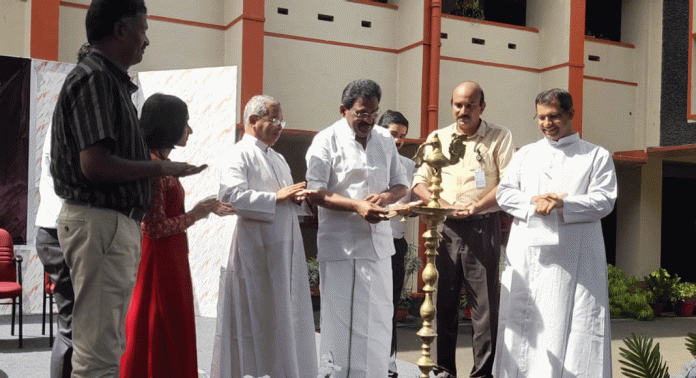 കാഞ്ഞിരപ്പള്ളി സെൻറ് ഡൊമിനിക്സ് കോളേജില് “സ്പെക്ട്ര” വിദ്യാഭ്യാസ പ്രദർശനത്തിന് തുടക്കം കാഞ്ഞിരപ്പള്ളി സെൻറ് ഡൊമിനിക്സ് കോളേജില് “സ്പെക്ട്ര” വിദ്യാഭ്യാസ പ്രദർശനത്തിന് തുടക്കം