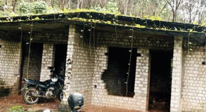 കലഞ്ഞൂർ വാഴപ്പാറയിലെ തൊഴിലാളിലയങ്ങൾ നിർമാണം പൂർത്തീകരിക്കാതെ നശിക്കുന്നു കലഞ്ഞൂർ വാഴപ്പാറയിലെ തൊഴിലാളിലയങ്ങൾ നിർമാണം പൂർത്തീകരിക്കാതെ നശിക്കുന്നു