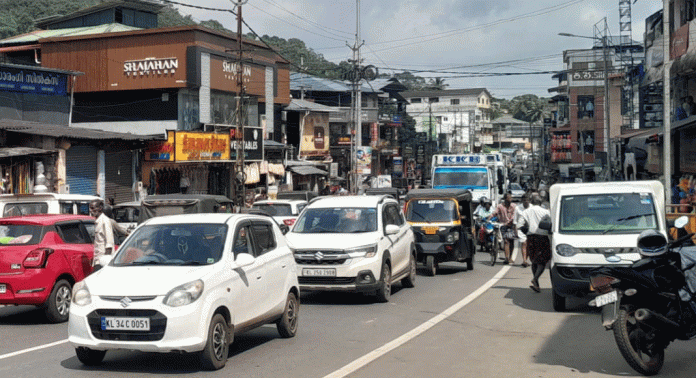 ഗതാഗത ഉപദേശക സമിതി തീരുമാനങ്ങൾ നടപ്പാകുന്നില്ല ; കോന്നിയിൽ ഗതാഗത നിയന്ത്രണം പാളുന്നു ഗതാഗത ഉപദേശക സമിതി തീരുമാനങ്ങൾ നടപ്പാകുന്നില്ല ; കോന്നിയിൽ ഗതാഗത നിയന്ത്രണം പാളുന്നു