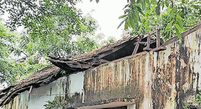 മേൽക്കൂര തകർന്ന് അപകടഭീഷണിയായ കെട്ടിടം പൊളിച്ചു നീക്കാതെ അധികൃതർ മേൽക്കൂര തകർന്ന് അപകടഭീഷണിയായ കെട്ടിടം പൊളിച്ചു നീക്കാതെ അധികൃതർ