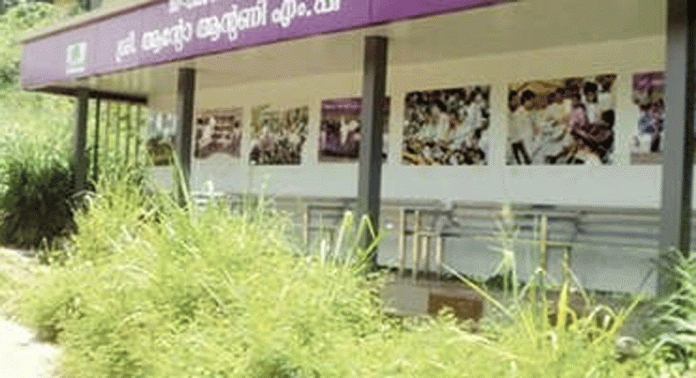 വട്ടമൺ-മെഡിക്കൽ കോളേജ് റോഡിലെ കേന്ദ്രീയ വിദ്യാലയ ജംഗ്ഷനിലുള്ള കാത്തിരിപ്പുകേന്ദ്രം കാടു മൂടി നശിക്കുന്നു വട്ടമൺ-മെഡിക്കൽ കോളേജ് റോഡിലെ കേന്ദ്രീയ വിദ്യാലയ ജംഗ്ഷനിലുള്ള കാത്തിരിപ്പുകേന്ദ്രം കാടു മൂടി നശിക്കുന്നു