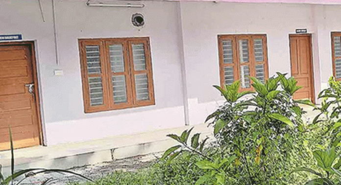 തെക്കേമല പന്നിവേലിച്ചിറയിലെ അക്വാറ്റിക് അനിമൽ ഹെൽത്ത് സെന്റർ കെട്ടിടം കാട് കയറി നശിക്കുന്നു തെക്കേമല പന്നിവേലിച്ചിറയിലെ അക്വാറ്റിക് അനിമൽ ഹെൽത്ത് സെന്റർ കെട്ടിടം കാട് കയറി നശിക്കുന്നു