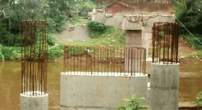 ഐരവൺ പാലം പണി മുടങ്ങിയിട്ട് മൂന്നുമാസം ഐരവൺ പാലം പണി മുടങ്ങിയിട്ട് മൂന്നുമാസം