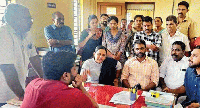 കുടിവെള്ളം കിട്ടാത്തതിൽ പ്രതിഷേധിച്ച് ജലവിഭവ വകുപ്പ് കോന്നി ഓഫീസ് ഉപരോധിച്ചു കുടിവെള്ളം കിട്ടാത്തതിൽ പ്രതിഷേധിച്ച് ജലവിഭവ വകുപ്പ് കോന്നി ഓഫീസ് ഉപരോധിച്ചു