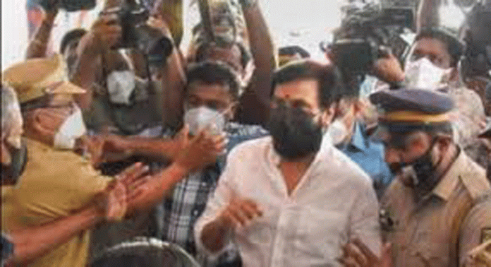 നടിയെ ആക്രമിച്ച കേസില് രണ്ടാംഘട്ട വിചാരണ എറണാകുളം പ്രിന്സിപ്പല് സെഷന്സ് കോടതിയില് തുടങ്ങി നടിയെ ആക്രമിച്ച കേസില് രണ്ടാംഘട്ട വിചാരണ എറണാകുളം പ്രിന്സിപ്പല് സെഷന്സ് കോടതിയില് തുടങ്ങി