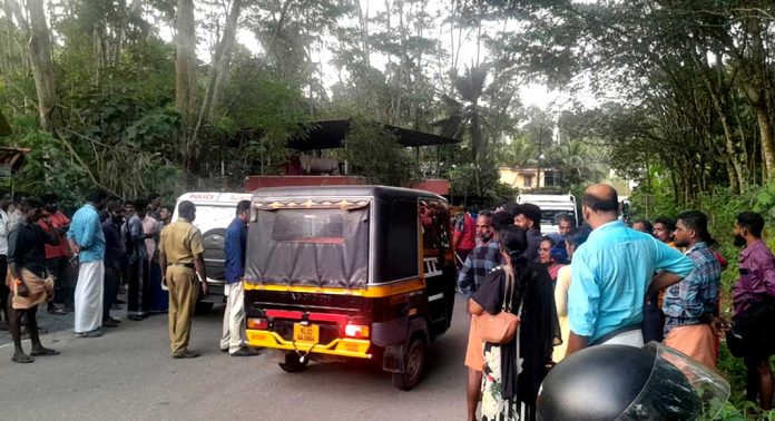 കോന്നിയില് സിനിമാ സ്റ്റെലില് പെൺകുട്ടിയെ തട്ടിക്കൊണ്ടു പോകാൻ ശ്രമം ; ഇലന്തൂർ സ്വദേശികള് അറസ്റ്റില് കോന്നിയില് സിനിമാ സ്റ്റെലില് പെൺകുട്ടിയെ തട്ടിക്കൊണ്ടു പോകാൻ ശ്രമം ; ഇലന്തൂർ സ്വദേശികള് അറസ്റ്റില്