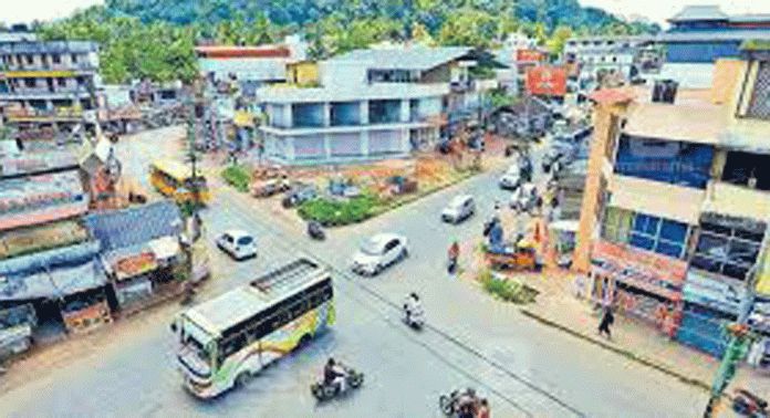 കോന്നി കവലയിൽ ഗതാഗതനിയന്ത്രണത്തിന് ആധുനിക സംവിധാനങ്ങളില്ല കോന്നി കവലയിൽ ഗതാഗതനിയന്ത്രണത്തിന് ആധുനിക സംവിധാനങ്ങളില്ല