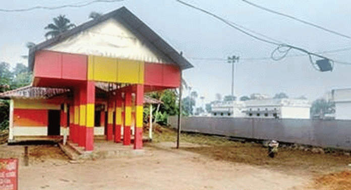 കൊടുമണ്ണിലെ വഴിയിടം വൃത്തിയാക്കി കൊടുമണ്ണിലെ വഴിയിടം വൃത്തിയാക്കി