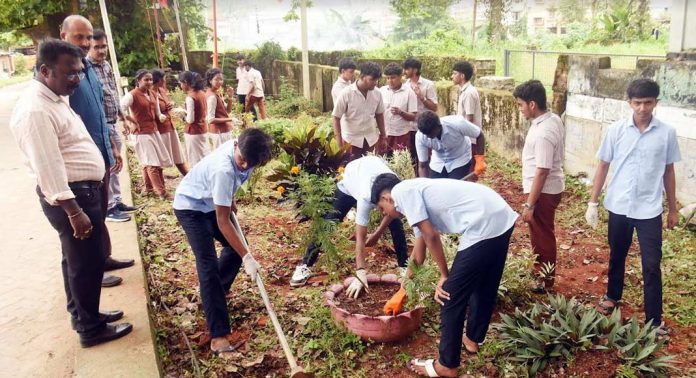 പത്തനംതിട്ട ഗവ. ഹയർ സെക്കണ്ടറി സ്കൂളിലെ എൻ.എസ്.എസ് വോളന്റിയർമാർ ബസ് സ്റ്റാന്റ് പരിസരം വൃത്തിയാക്കി പത്തനംതിട്ട ഗവ. ഹയർ സെക്കണ്ടറി സ്കൂളിലെ എൻ.എസ്.എസ് വോളന്റിയർമാർ ബസ് സ്റ്റാന്റ് പരിസരം വൃത്തിയാക്കി