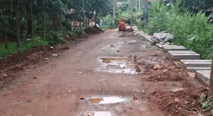 കാവനാൽക്കടവ് – നൂറോന്മാവ് റോഡിന്റെ നവീകരണം ഒച്ചിഴയും വേഗത്തിലെന്ന് ആക്ഷേപം കാവനാൽക്കടവ് – നൂറോന്മാവ് റോഡിന്റെ നവീകരണം ഒച്ചിഴയും വേഗത്തിലെന്ന് ആക്ഷേപം