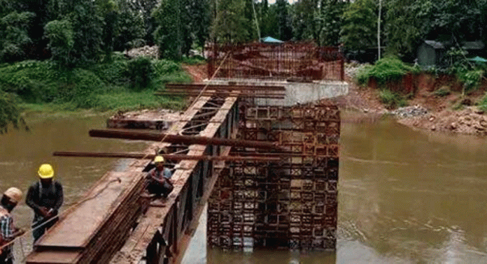 പ്രളയത്തിൽ അപ്രോച്ച് റോഡ് തകർന്ന കോമളം പാലത്തിന്റെ സ്ഥാനത്ത് പുതിയ പാലത്തിന്റെ നിർമ്മാണം പുരോഗമിക്കുന്നു പ്രളയത്തിൽ അപ്രോച്ച് റോഡ് തകർന്ന കോമളം പാലത്തിന്റെ സ്ഥാനത്ത് പുതിയ പാലത്തിന്റെ നിർമ്മാണം പുരോഗമിക്കുന്നു