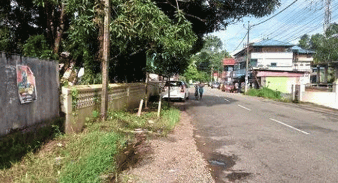 മുന്നറിയിപ്പ് ബോർഡ് തകർന്നിട്ട് മാസങ്ങൾ ; മല്ലപ്പള്ളിയിൽ വാഹനഗതാഗതം തോന്നിയ രീതിയില് മുന്നറിയിപ്പ് ബോർഡ് തകർന്നിട്ട് മാസങ്ങൾ ; മല്ലപ്പള്ളിയിൽ വാഹനഗതാഗതം തോന്നിയ രീതിയില്