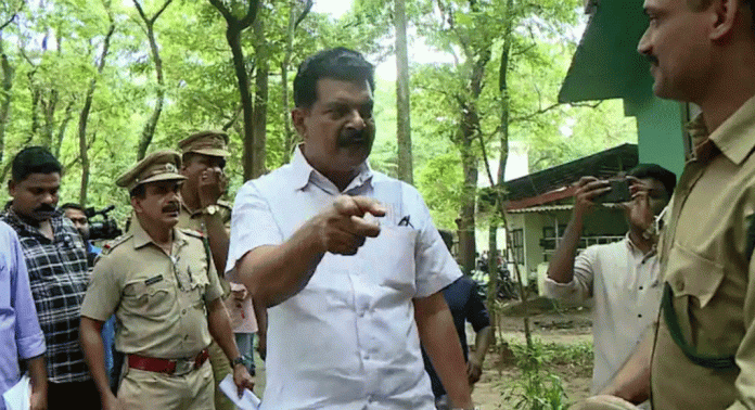 വനംവകുപ്പ് ഉദ്യോഗസ്ഥനോട് കയര്ത്ത് പിവി അൻവര് എംഎല്എ വനംവകുപ്പ് ഉദ്യോഗസ്ഥനോട് കയര്ത്ത് പിവി അൻവര് എംഎല്എ