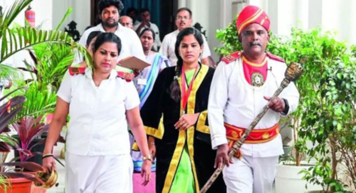 ലിപ്സ്റ്റിക്ക് ഇട്ടത് പണിയായി ; ചെന്നൈയിലെ ആദ്യ വനിത മാർഷലിന് സ്ഥലം മാറ്റം ലിപ്സ്റ്റിക്ക് ഇട്ടത് പണിയായി ; ചെന്നൈയിലെ ആദ്യ വനിത മാർഷലിന് സ്ഥലം മാറ്റം