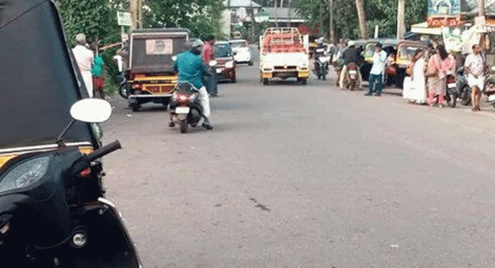 അനധികൃത പാർക്കിംഗ് ; ഗതാഗതക്കുരുക്കില് വലഞ്ഞ് മല്ലപ്പള്ളി അനധികൃത പാർക്കിംഗ് ; ഗതാഗതക്കുരുക്കില് വലഞ്ഞ് മല്ലപ്പള്ളി