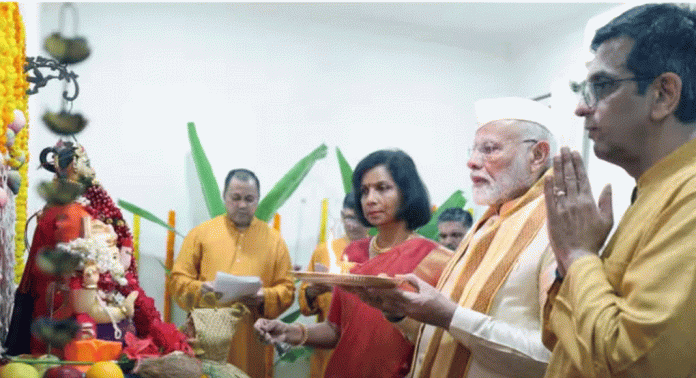 സുപ്രീം കോടതി ചീഫ് ജസ്റ്റിസ് ഡി.വൈ ചന്ദ്രചൂഢിന്റെ വീട്ടിൽ നടന്ന ഗണപതി പൂജയിൽ പങ്കെടുത്ത് പ്രധാനമന്ത്രി നരേന്ദ്ര മോദി സുപ്രീം കോടതി ചീഫ് ജസ്റ്റിസ് ഡി.വൈ ചന്ദ്രചൂഢിന്റെ വീട്ടിൽ നടന്ന ഗണപതി പൂജയിൽ പങ്കെടുത്ത് പ്രധാനമന്ത്രി നരേന്ദ്ര മോദി