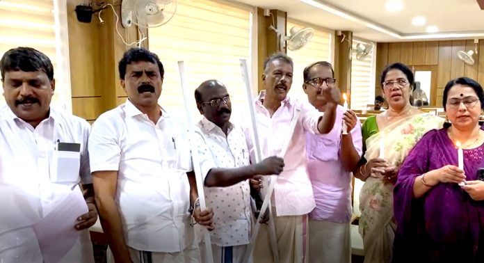 പത്തനംതിട്ട നഗരം ചീഞ്ഞു നാറുന്നു – തെരുവ് വിളക്കുകള് കത്തുന്നില്ല ; നഗരസഭാ കൌണ്സിലില് പ്രതിഷേധം പത്തനംതിട്ട നഗരം ചീഞ്ഞു നാറുന്നു – തെരുവ് വിളക്കുകള് കത്തുന്നില്ല ; നഗരസഭാ കൌണ്സിലില് പ്രതിഷേധം